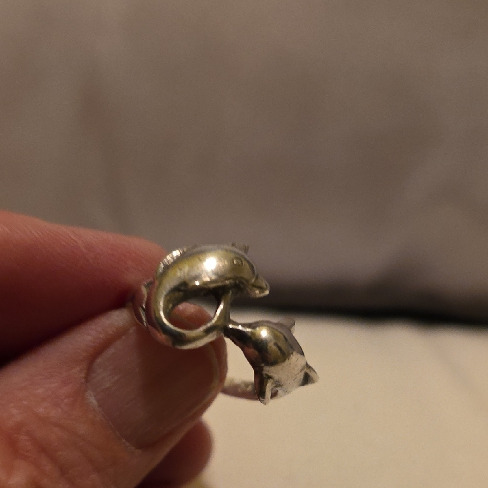 925 Stamped Sterling Silver Dual Dolphins Ring Sz 8.5 - Picture 5 of 6